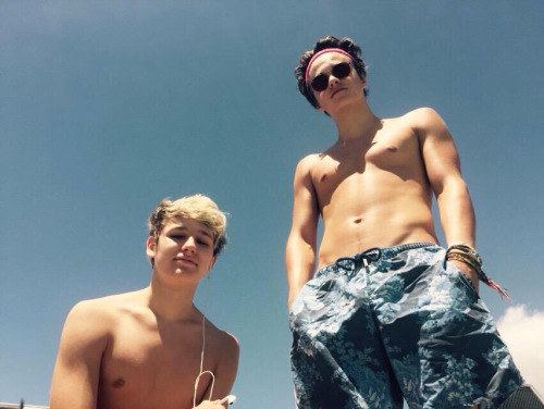 Drew Dirksen sin camiseta