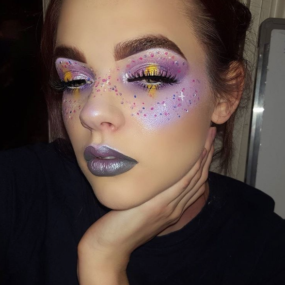 Chica adorna su eczema con maquillaje de fantasía
