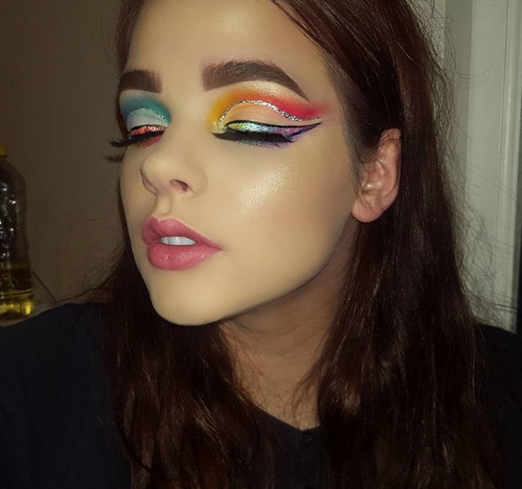 Chica adorna su eczema con maquillaje de fantasía