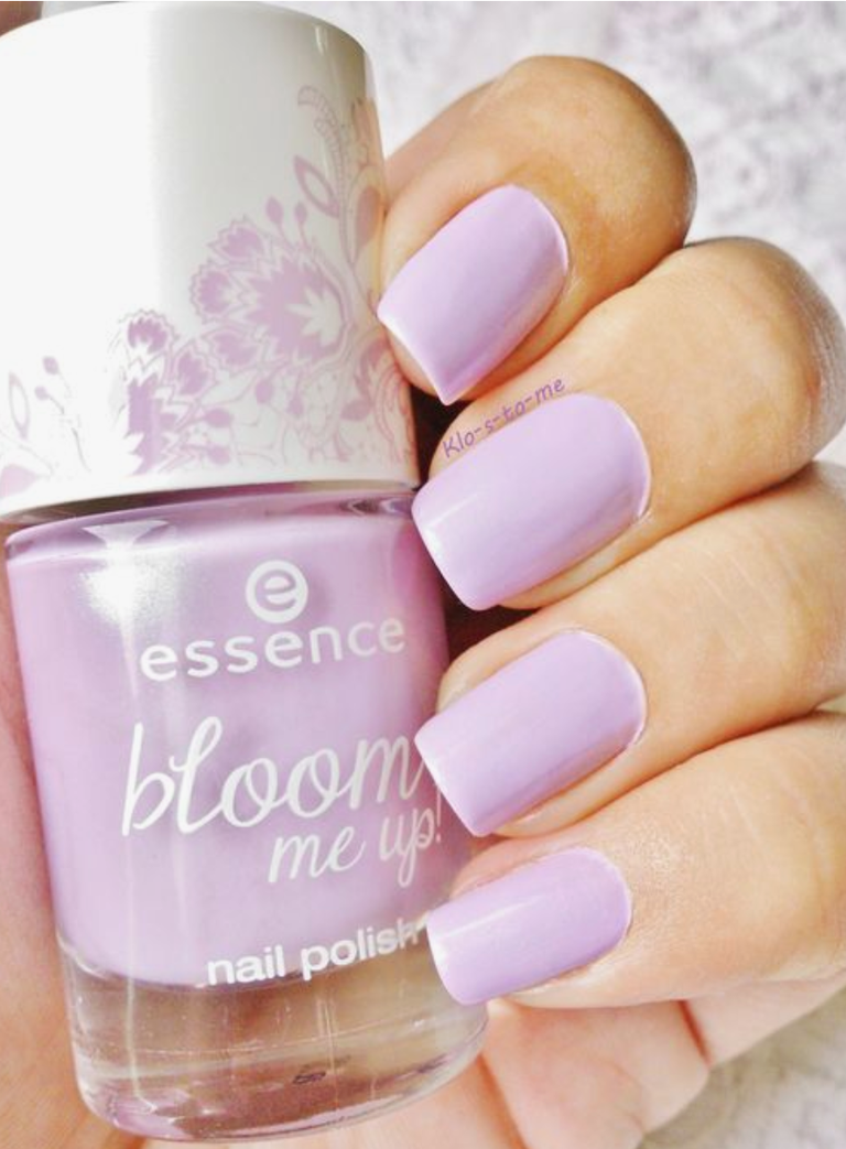 Manicuras con esmalte lavanda