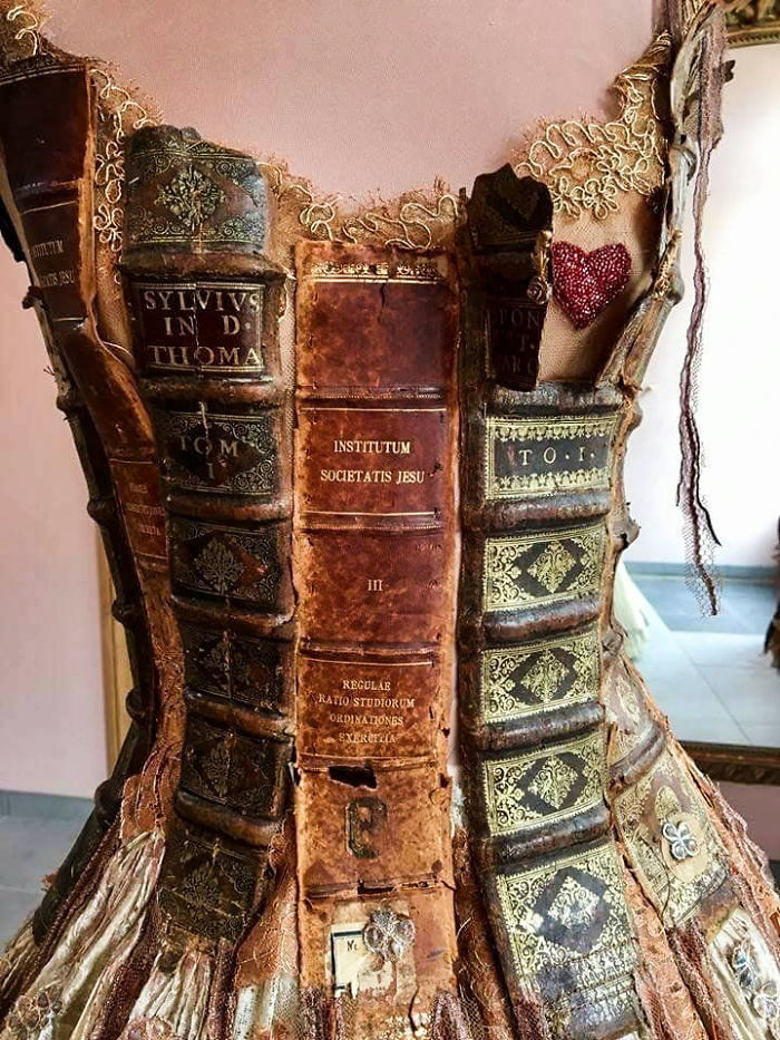 Vestidos hechos con libros