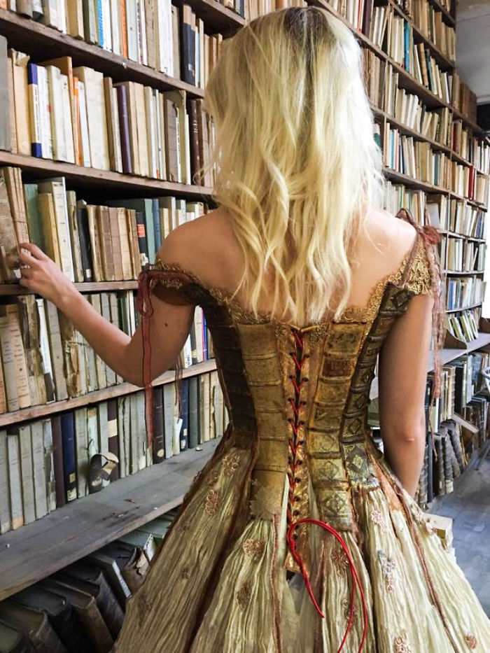 Vestidos hechos con libros