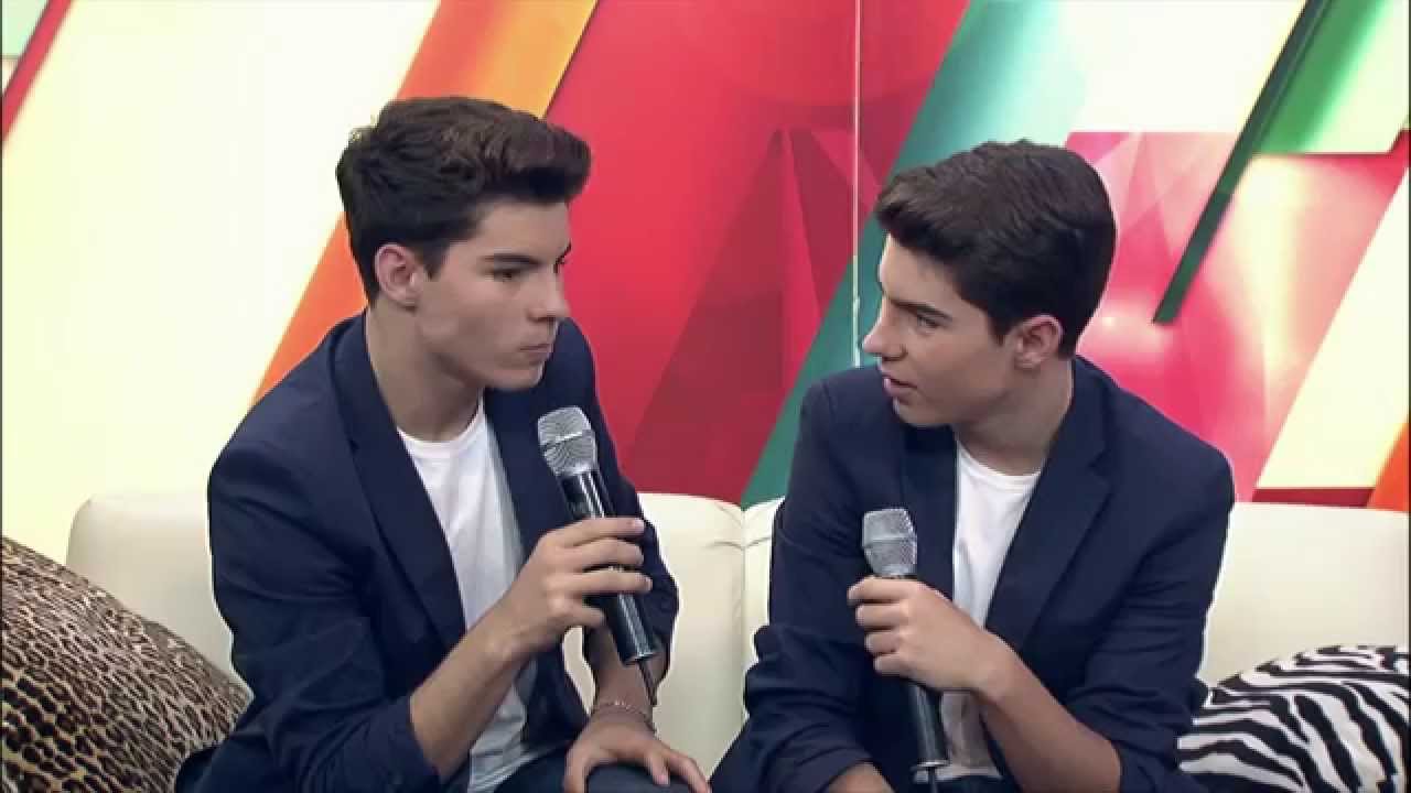 Gemeliers sin camiseta 