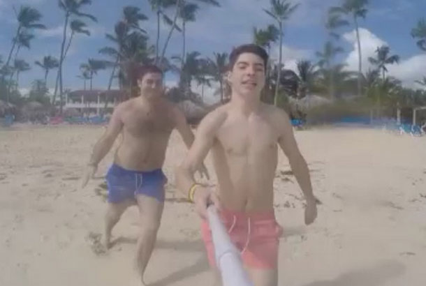 Gemeliers sin camiseta 
