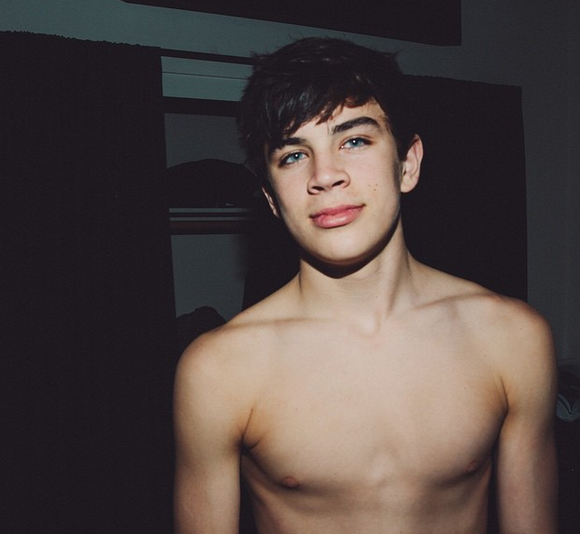 Hayes Grier sin camiseta