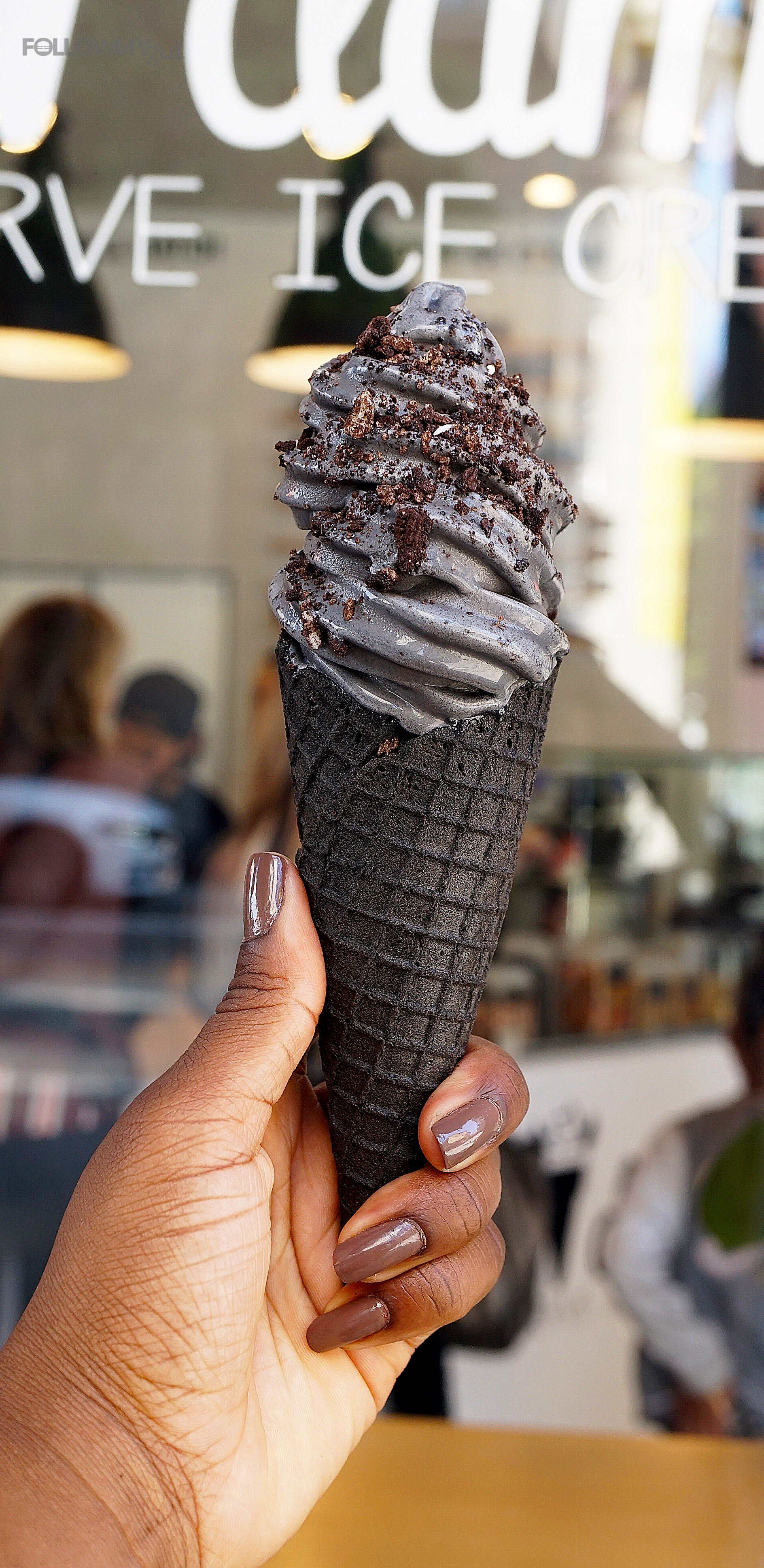 Heladería de Los Ángeles vende helados negros