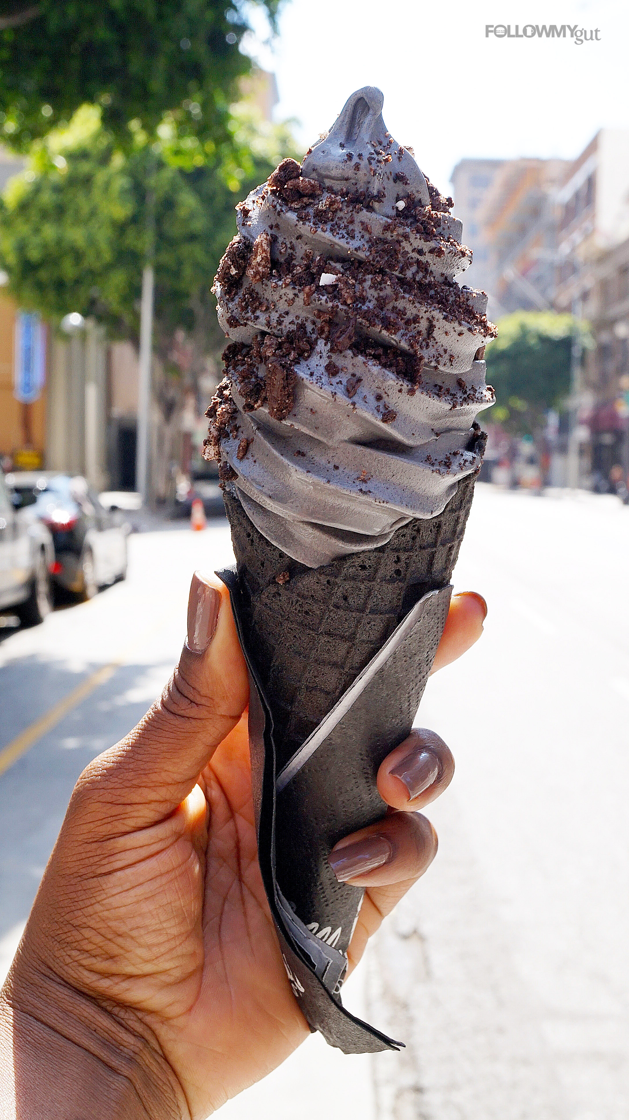 Heladería de Los Ángeles vende helados negros