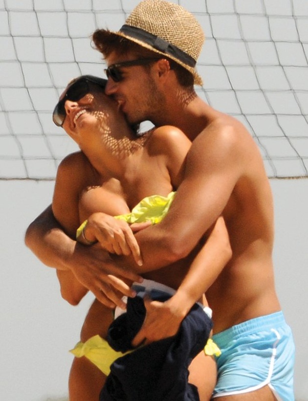 Maxi Iglesias sin camiseta muy acaramelado con su chica en la playa.