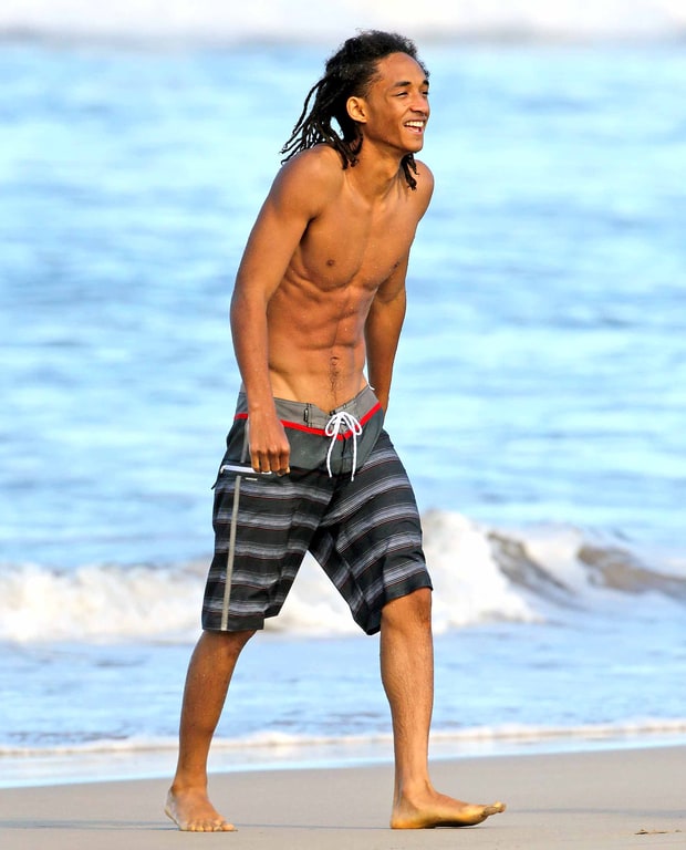 Jaden Smith sin camiseta