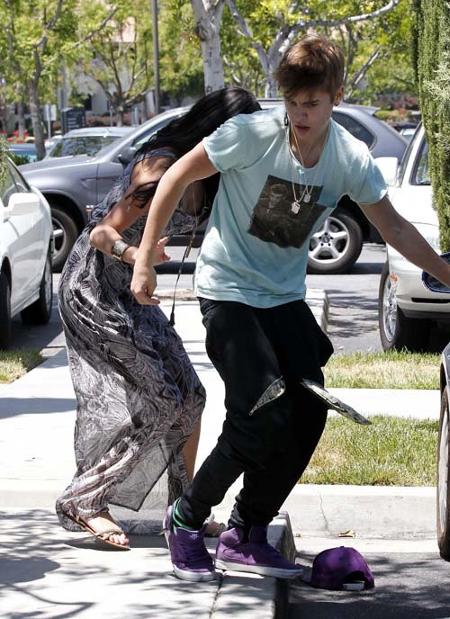 selena-jb-pelea-paparazzi-002