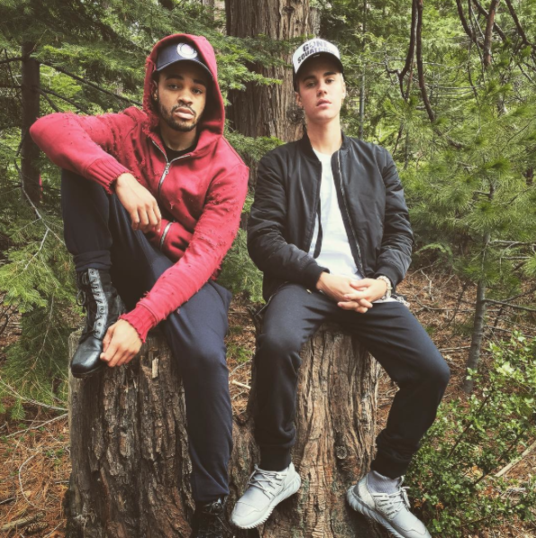 Justin Bieber desnudo en el campo