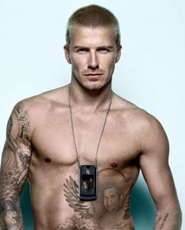 David Beckham lleva a sus hijos en su cuerpo 4-6