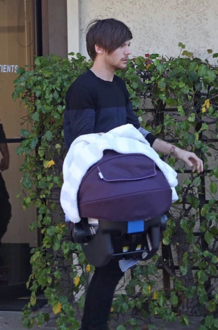 Primeras fotos de Louis Tomlinson con su bebé