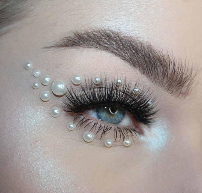 Maquillaje con perlas en Instagram
