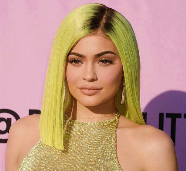 Kylie Jenner con pelo fluorescente