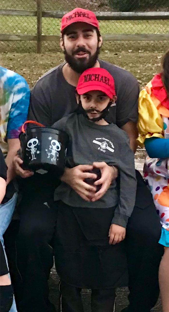 Niño se disfraza de su padre en Halloween