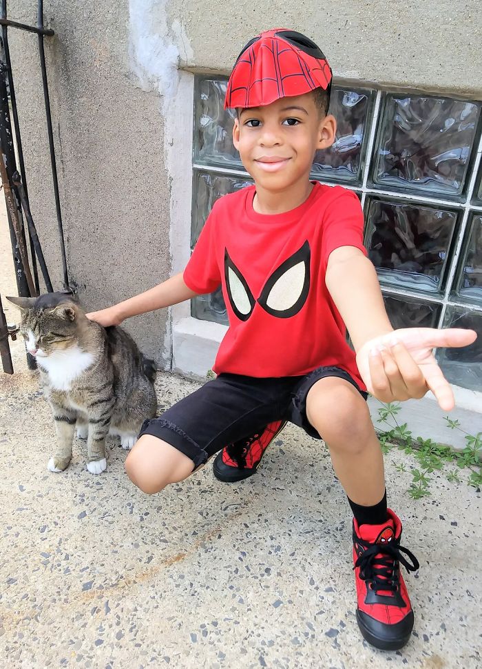 Niño se viste de superhéroe para ayudar a gatos callejeros