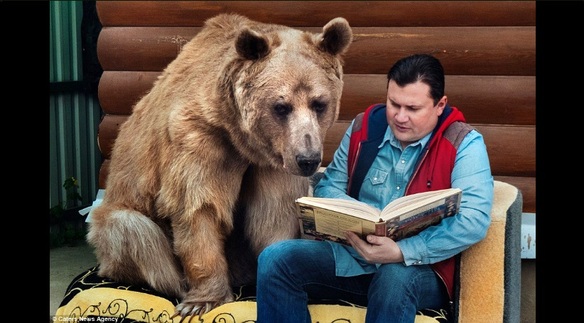 Familia con oso de mascota