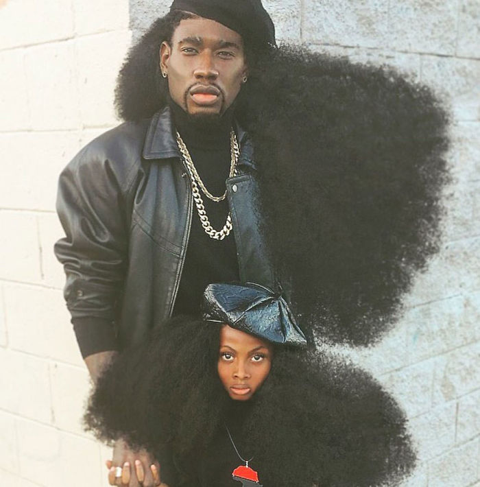 padre e hija con peinados naturales