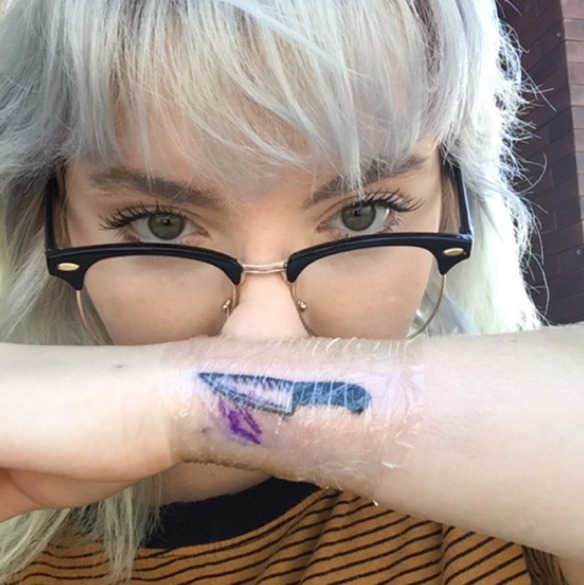 Padre trolea a su hija por su tatuaje