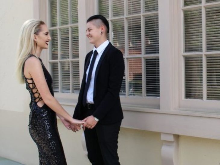 Pareja de chicas es elegida como 'reinas del baile' en su graduación