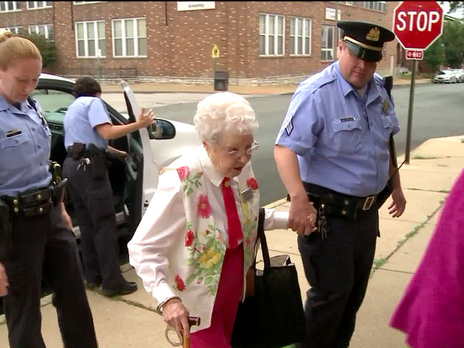 Señora de 102 años cumple su sueño de ser arrestada
