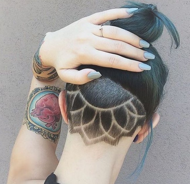 Tatuajes en la nuca con maquinilla