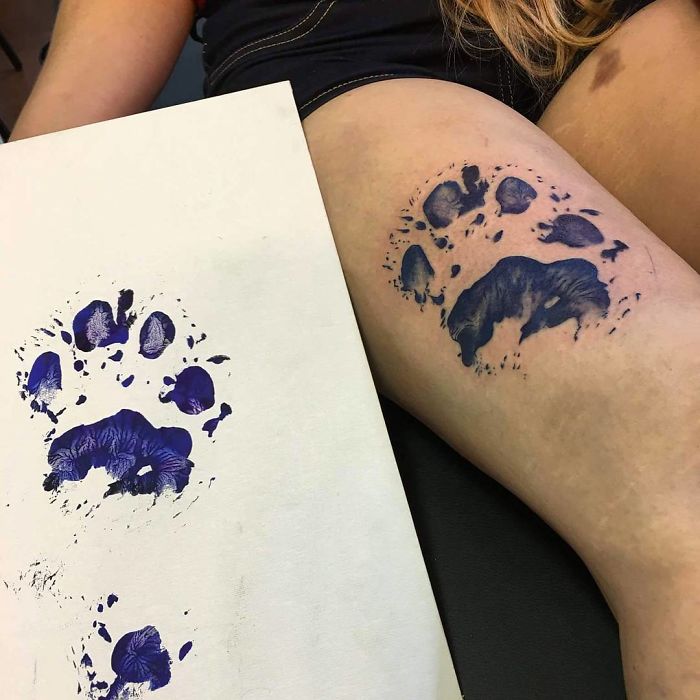 Dueños que se tatúan la huella de su perro 