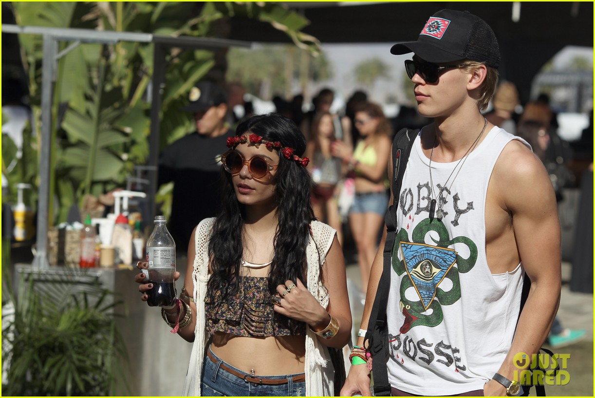vanessa-hudgens-coachella-day-three-03