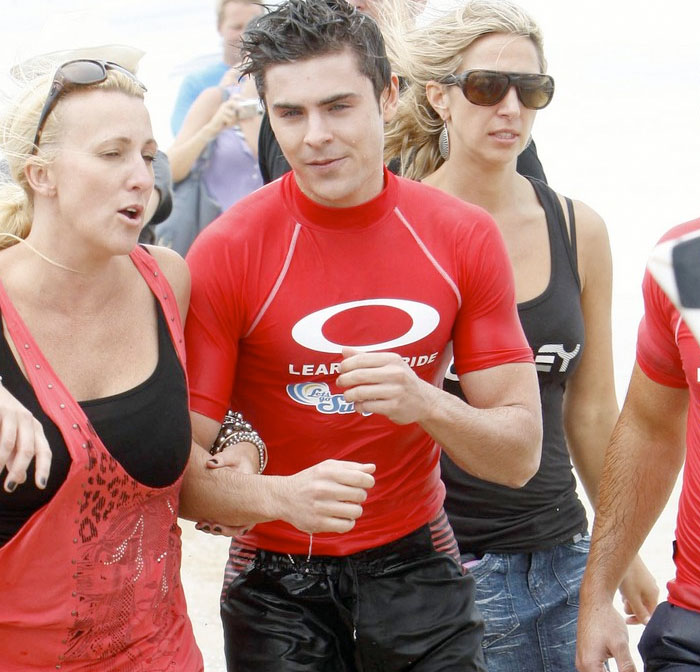 Zac Efron, muy sexy rompiendo olas en la playa