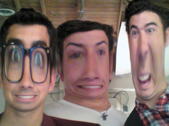 Los Jonas Brothers juguetean con su Mac