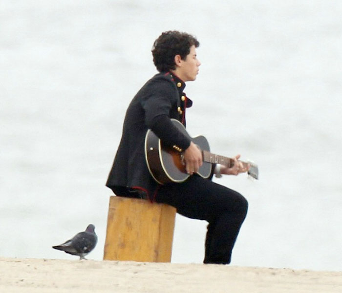 Nick Jonas canta a las palomas y al mar