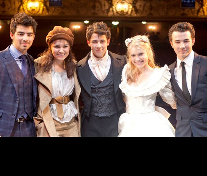 Nick Jonas debuta en el teatro con el apoyo de los Jonas Brothers
