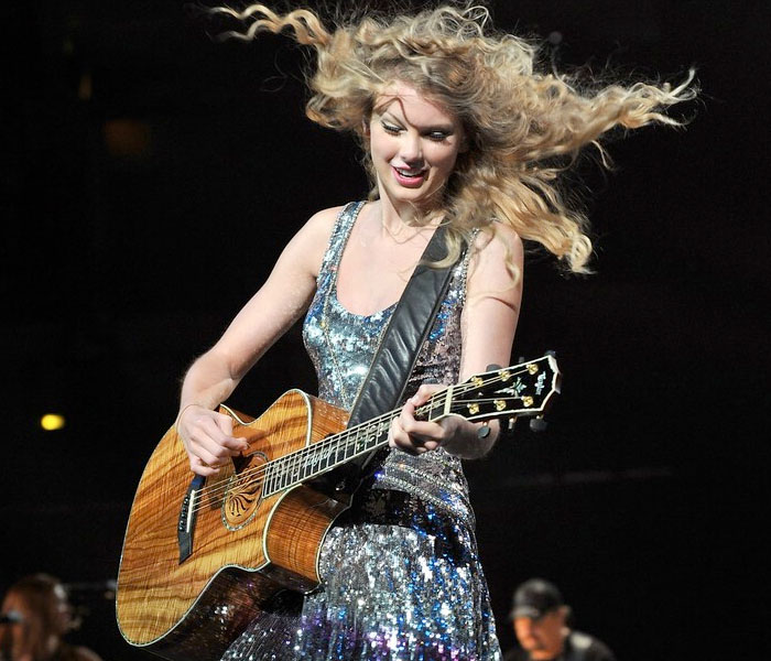Taylor Swift se vuelve loca con la guitarra