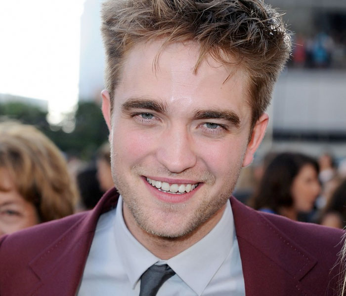 Robert Pattinson se peina y se pone guapo
