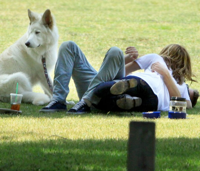 Miley Cyrus se da el lote con su novio y su perro