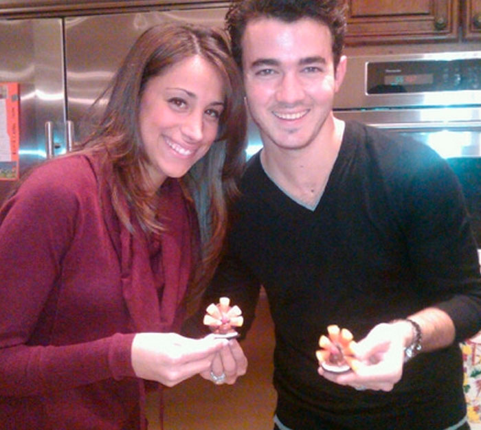 Kevin Jonas y Danielle celebran Acción de Gracias
