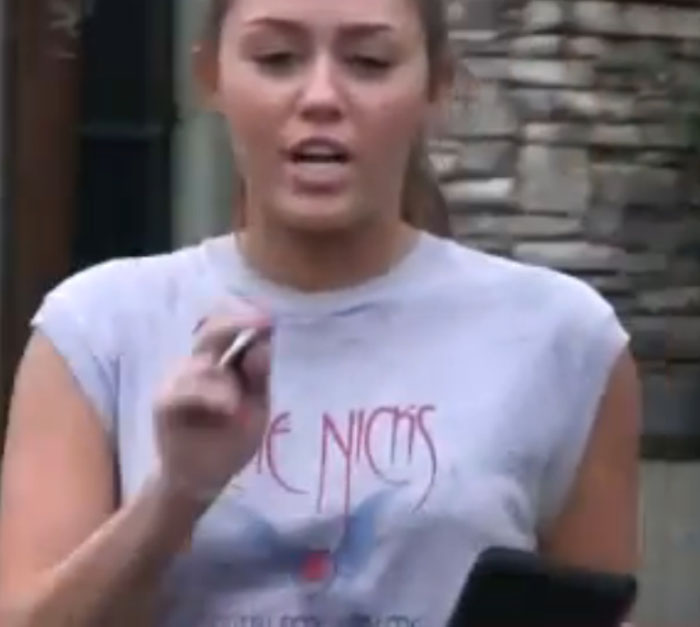 Miley Cyrus muy enfadada con los paparazzi