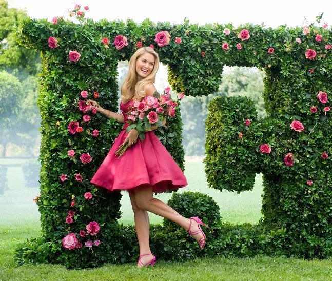 Bar Refaeli para Escada como una niña con zapatos nuevos Bar Refaeli para Escada como una niña con zapatos nuevos