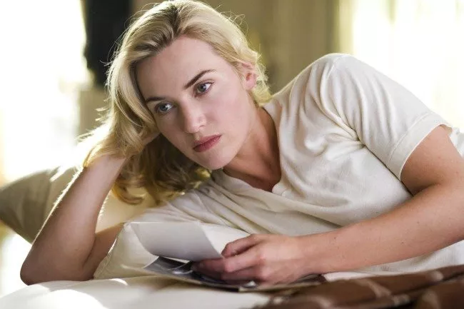 Kate Winslet no sale de casa sin sostén: ¡ni aunque esté en llamas!