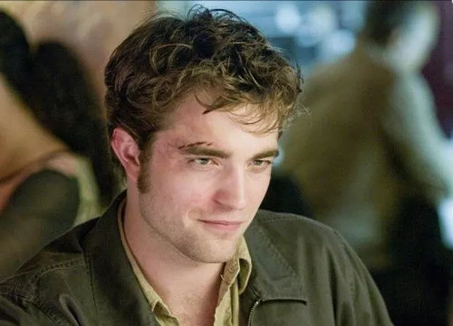 A Robert Pattinson le mola lo de echar el muerto al de al lado