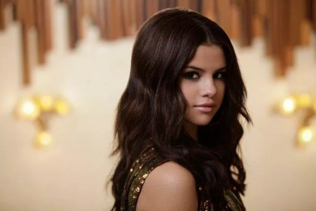 Selena Gómez promete hacer el agosto con su nueva colección de moda Selena Gómez promete hacer el agosto con su nueva colección de moda