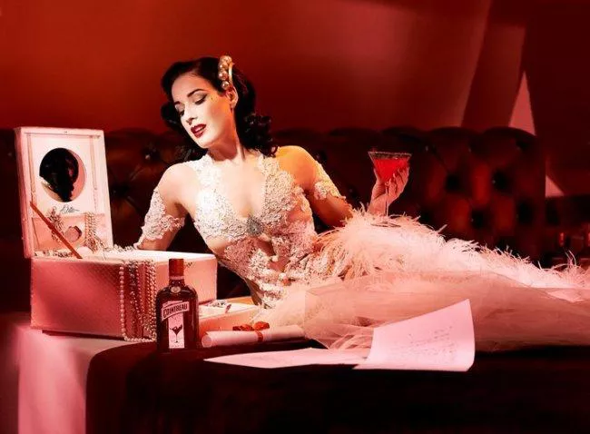 ¿Por qué a Dita Von Teese sólo la vemos en presentaciones con alcohol de por medio?