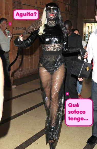 Lady Gaga el no va a más: 'encajada' y envuelta en 'celofán'