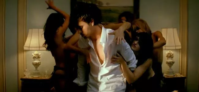 Censuran a Enrique Iglesias y a su fantasmada de videoclip 'Tonight (I'm fukcing you)'