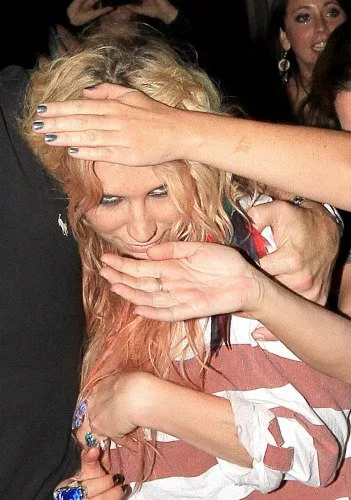 Kesha, vas tan cargada que necesitas dos viajes