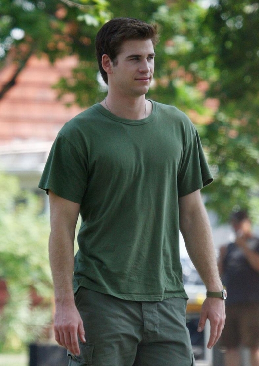 Liam Hemsworth en el set de AWOL