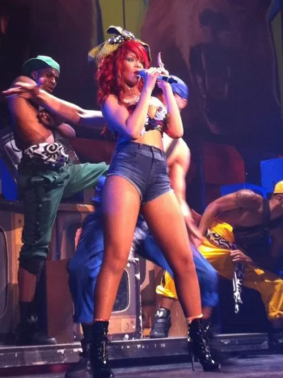 Mel C le da toda la cera que puede y más a Rihanna Mel C le da toda la cera que puede y más a Rihanna