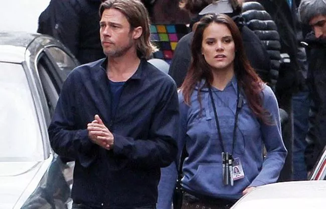 Pero... ¿quién es esa morena que pasea con Brad Pitt?