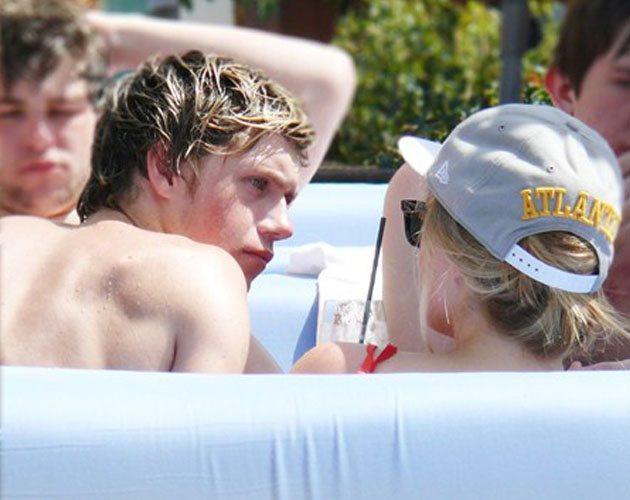 Niall Horan sigue ligando con chicas en Marbella Niall Horan sigue ligando con chicas en Marbella